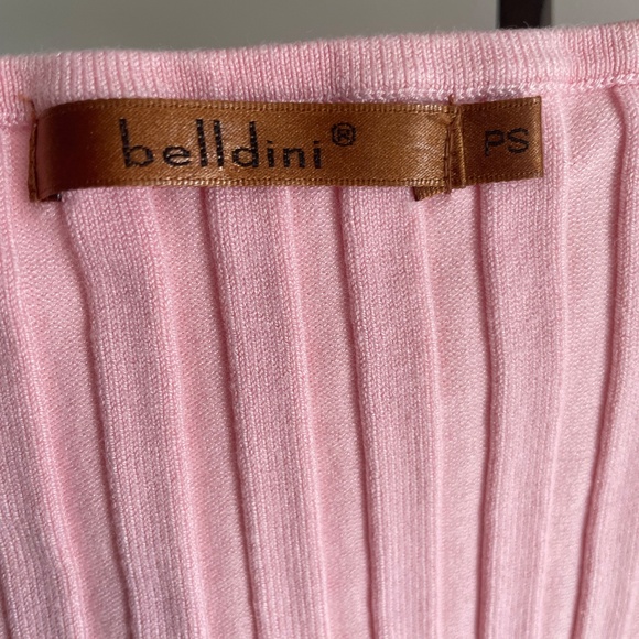 Pink v-neck knit.  Size small - Picture 4 of 5